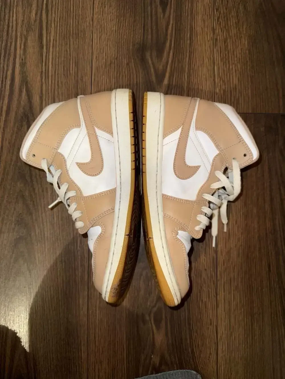 Air Jordan 1 Mid 'Tan Gum' (554724-271)